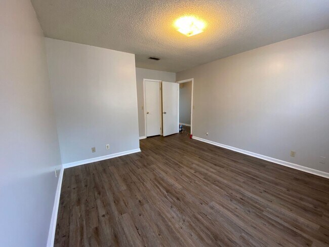 Building Photo - AVAILABLE NOW! (Pet Friendly)