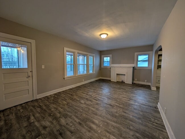 Building Photo - 2184 Wascana Ave