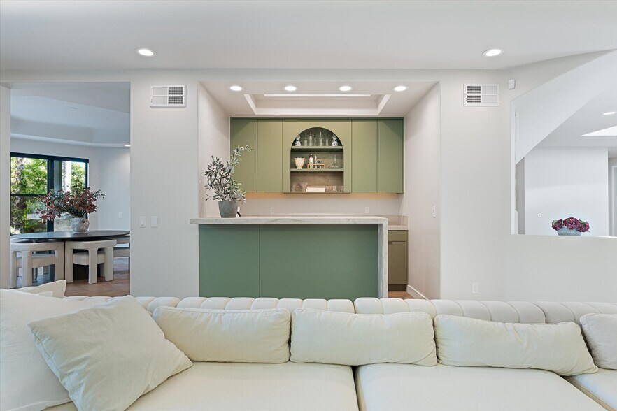 Building Photo - 17437 Oak Creek Ct