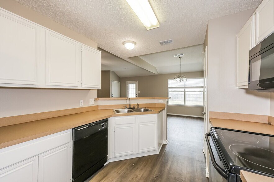 Building Photo - 1433 Spicewood Dr