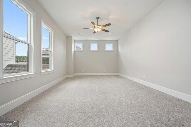 Building Photo - 123 Village Green Ave