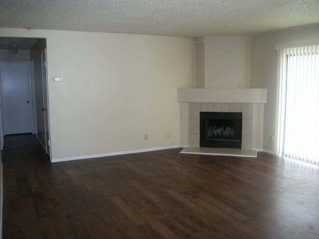 Building Photo - NICE HOME NEAR EVERYTHING