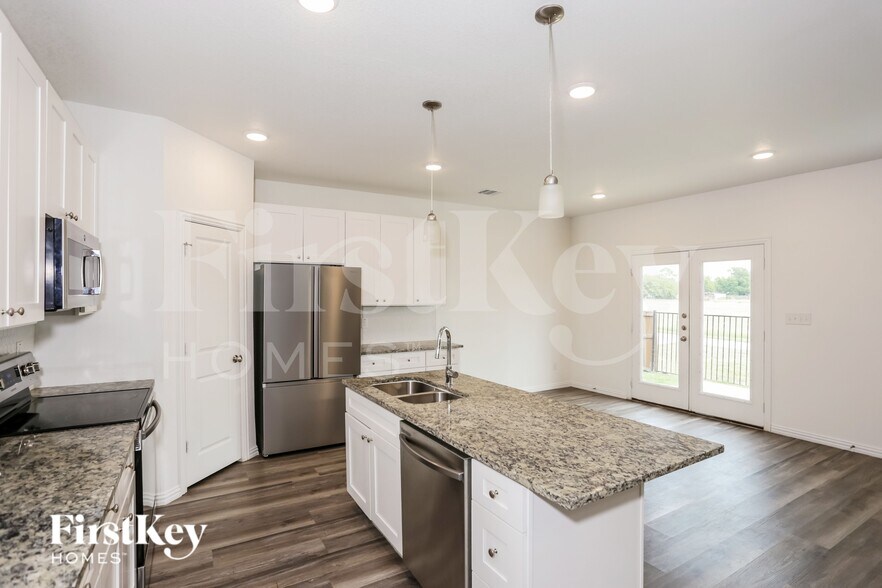 Building Photo - 7352 Parkside Pl Dr