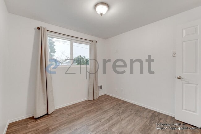 Building Photo - 9516 Holly Dr