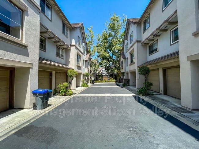Building Photo - 362 Flower Ln