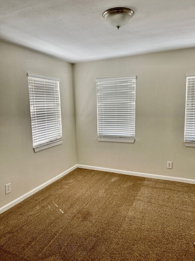 Building Photo - 2835 S Fletcher Ave