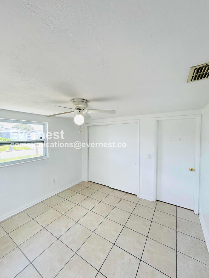 Building Photo - 3749 Beechwood Dr