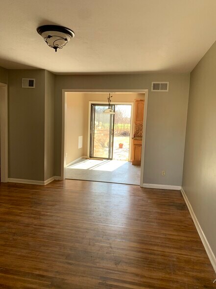 Primary Photo - 411 E Spencer Dr