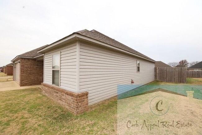 Building Photo - Beautiful 3 bed / 2 bath home with fenced back yard - Nettleton!!