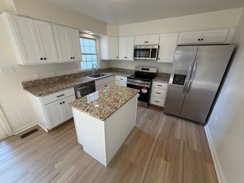 Brand new kitchen with stylish new granite contertops - 903 Harwood Rd