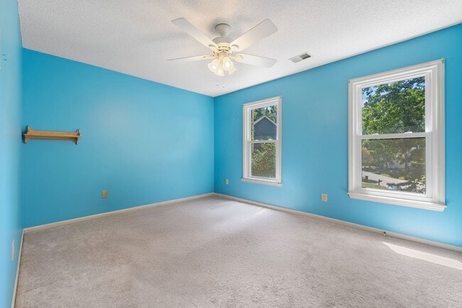 Building Photo - Beautiful 4BR, 3.5BA Tri-Level Home in Wel...