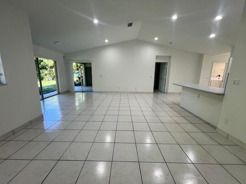 Building Photo - 1096 Staghorn St