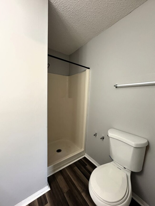 Building Photo - Move In Special: 1/2 Off 1st Month's Rent!!