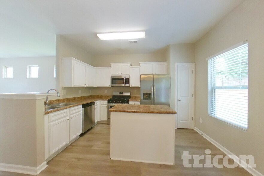 Building Photo - 4118 Lindbergh Wy