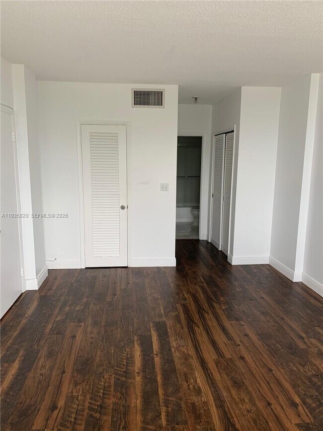 Building Photo - 1455 N Treasure Dr