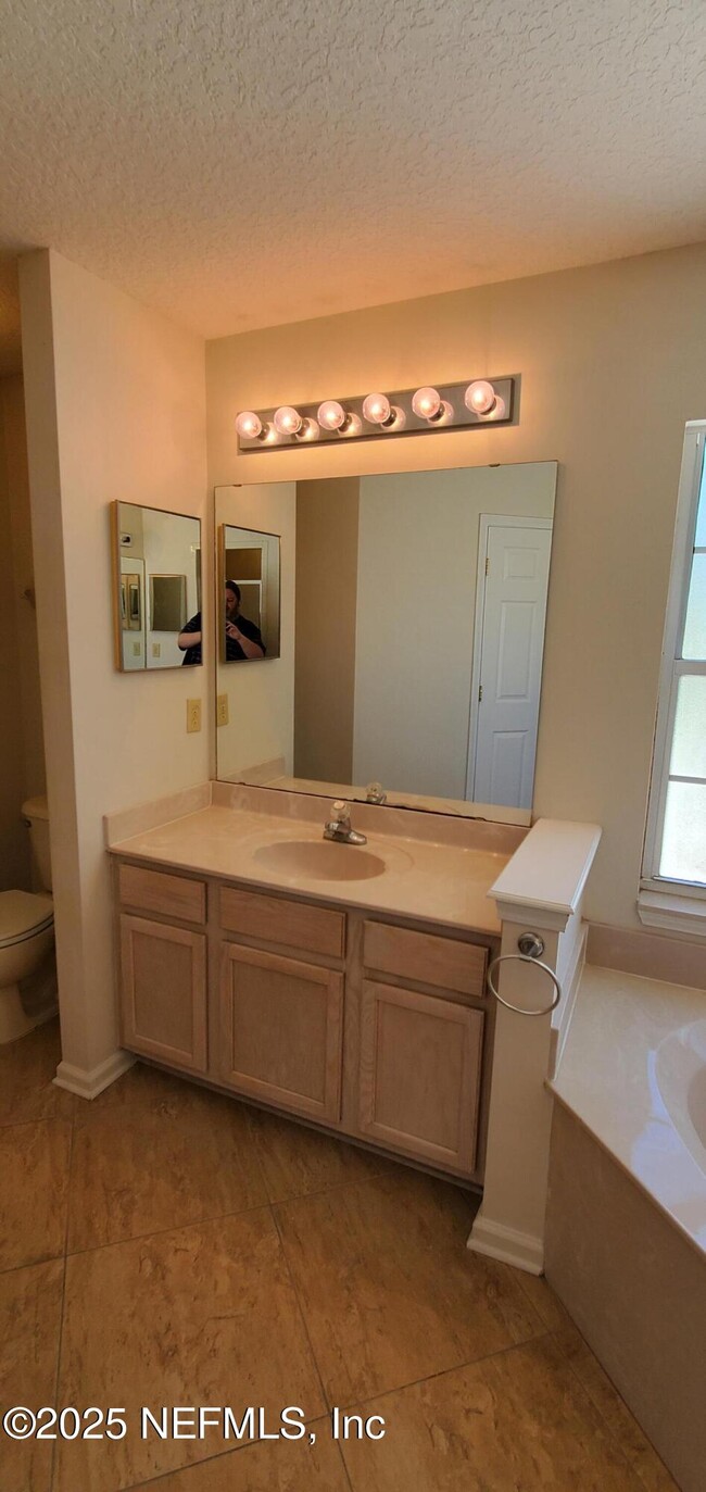 Building Photo - 2428 Cedar Trace Dr E