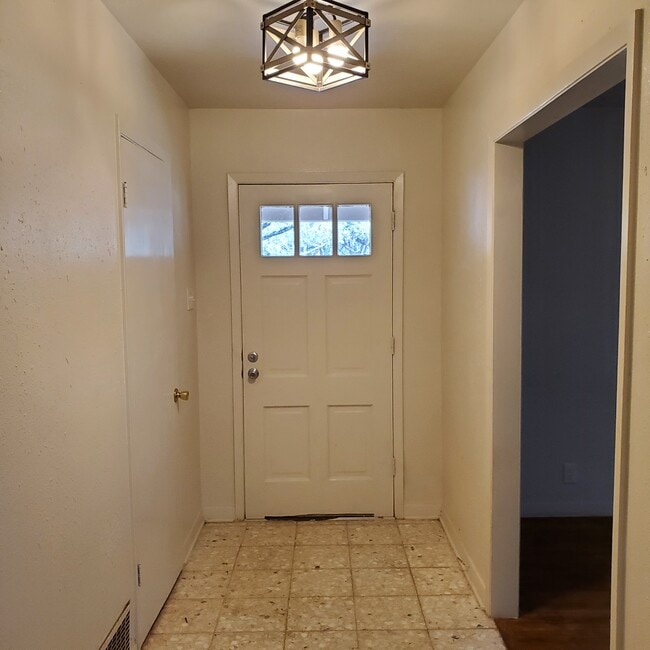 Building Photo - 115 Encino Grande St