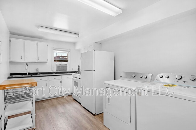 Building Photo - 3207 Hudson St