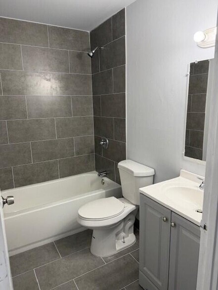 Building Photo - 5865 Aurora Ct