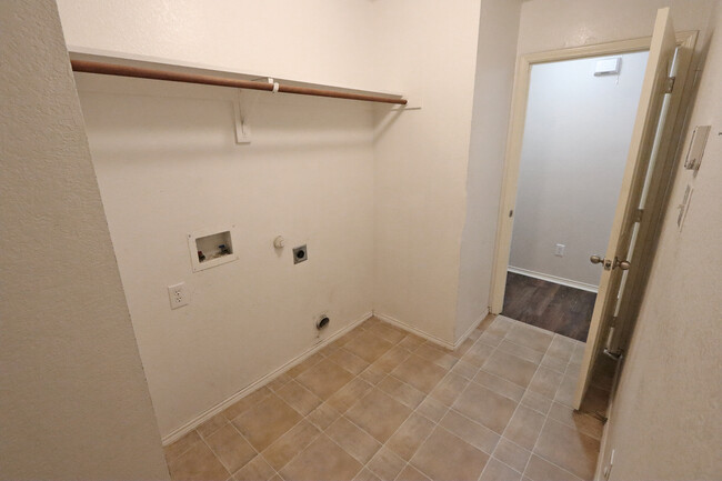 Building Photo - 1000 Warbler Ln
