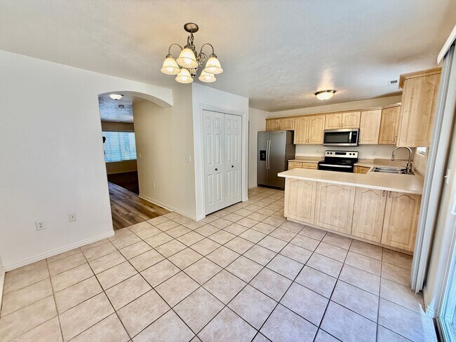 Building Photo - Pet-Friendly Three Bedroom Townhome in Woodbridge