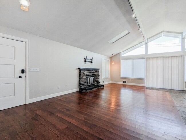 Building Photo - Charming 3 bed, 2 bath Lake Goodwin rambler!
