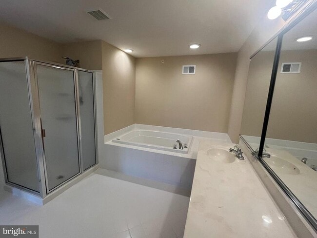 Building Photo - 233 Birchwood Dr