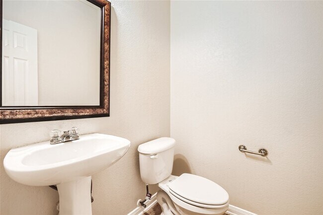 Building Photo - $500 off the first FULL month's rent