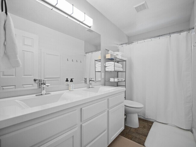 Building Photo - Bright & Comfortable 3 Bedroom Home (Furnished)