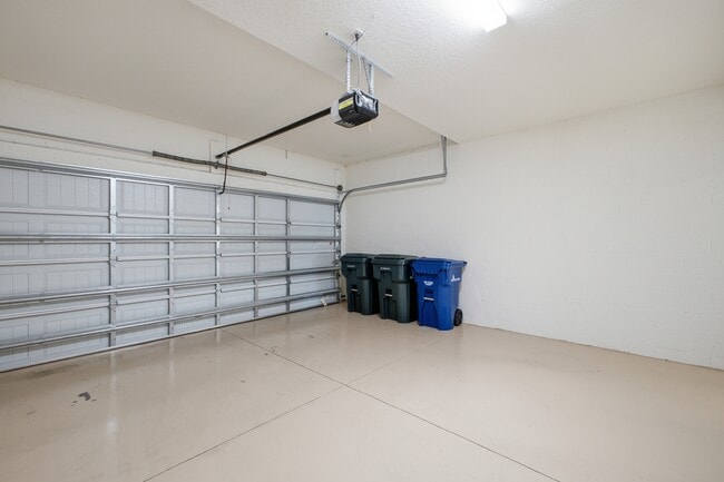Building Photo - 10792 Tarflower Dr