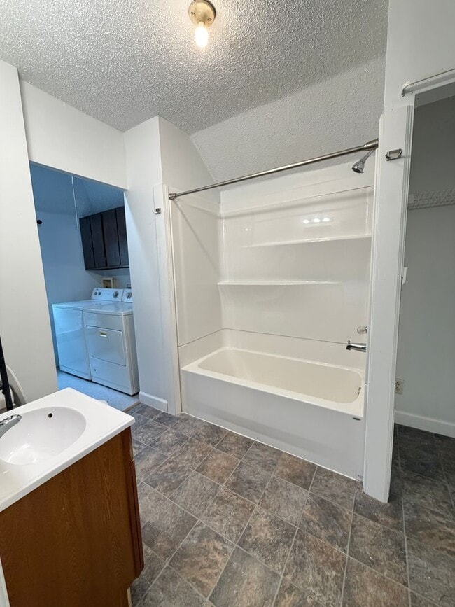 Building Photo - Upper Level 2 Bedroom Apartment - AVAILABLE TODAY