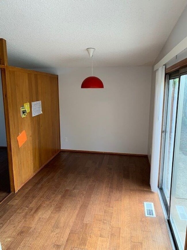 Building Photo - Newly Updated Bellevue/Interlake Rambler Home!