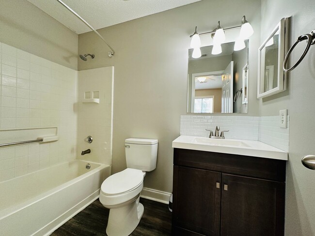 Building Photo - Two Bedroom Townhome located on Golf Course
