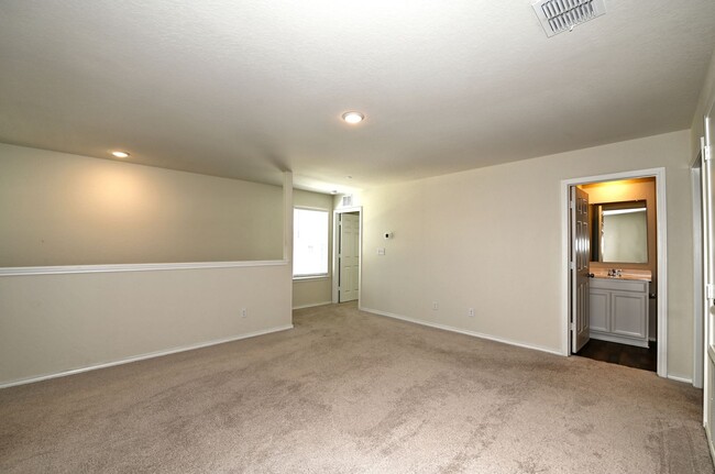 Building Photo - 4 BEDROOM  |  LOFT  |  3 BATH  |  4th BEDR...