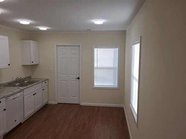 Building Photo - 1538 Longfield Ave