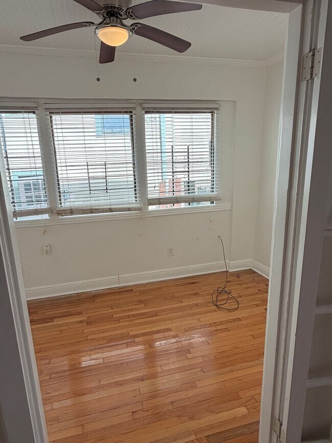 Building Photo - Large 3BD/2BA House Uptown with Driveway and Fenced Backyard