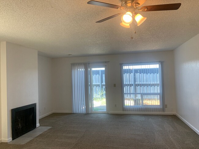 Building Photo - Lovey Townhome In Clovis!