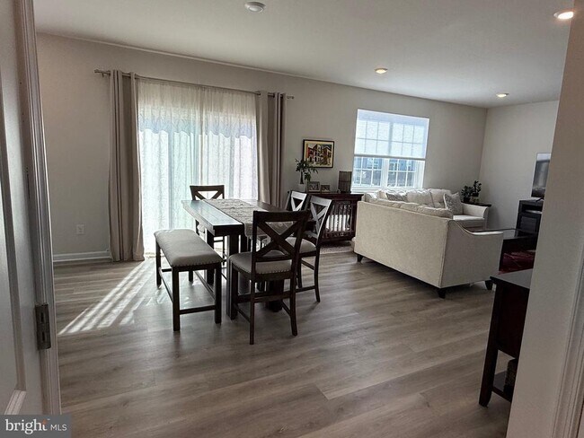 Building Photo - 13 Outsail Ave