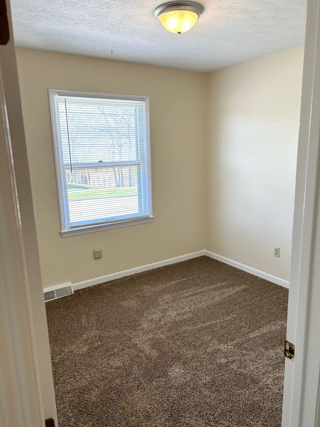 Building Photo - Mt Tabor ranch home with basement      250502