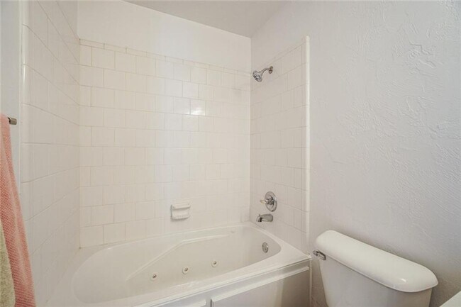 Building Photo - Absolutely Adorable, 2 bed, 2 bath, 2 car ...