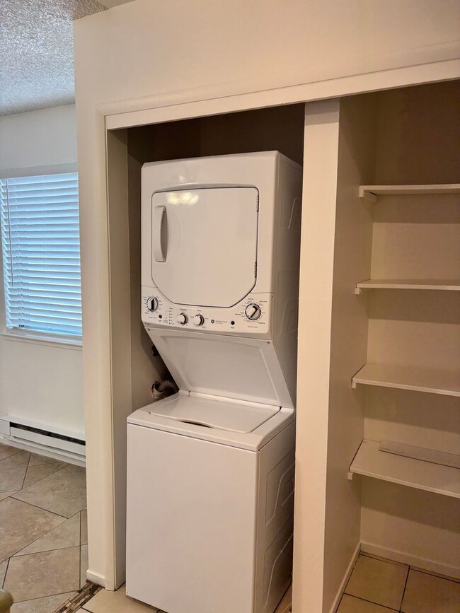 Building Photo - ONLY $1,500 PER MONTH FOR THIS SUPER CUTE , SPACIOUS 2 BEDROOM / 1 BATHROOM CONDO CENTRALLY LOCAT...