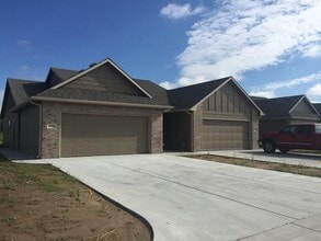 Building Photo - 3426 Sunflower Dr