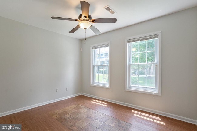 Building Photo - 8032 Lakecrest Dr