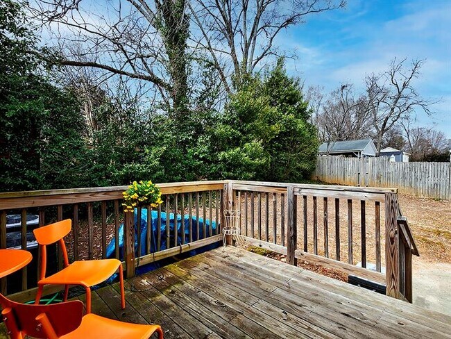 Building Photo - 574 Church St