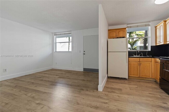 Building Photo - 1801 S Treasure Dr