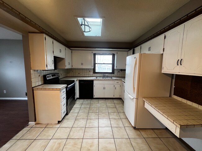 Building Photo - 7725 Tessman Dr