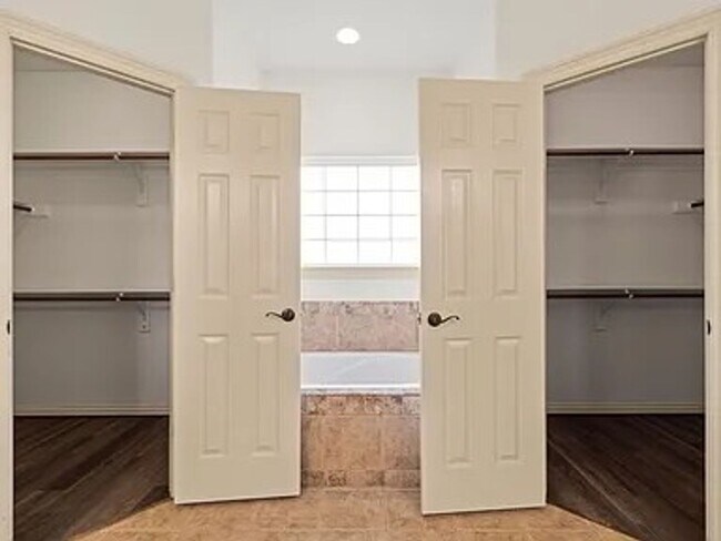 Building Photo - 1909 SW Elington St