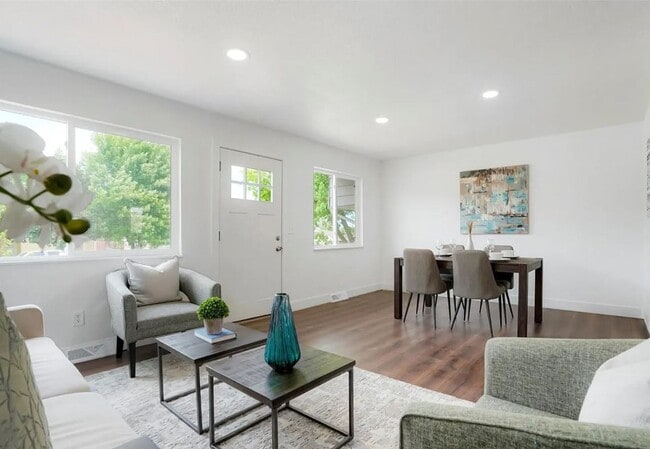 Building Photo - Fully Renovated Townhome Minutes from the ...