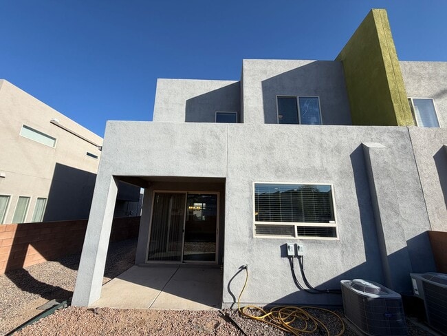 Building Photo - 3 Bedroom Townhome Near Juan Tabo Blvd SE & Four Hills!