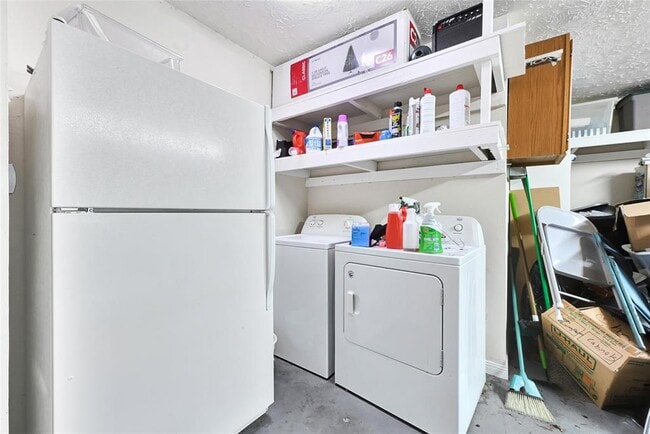 Building Photo - 2215 Saradon Dr